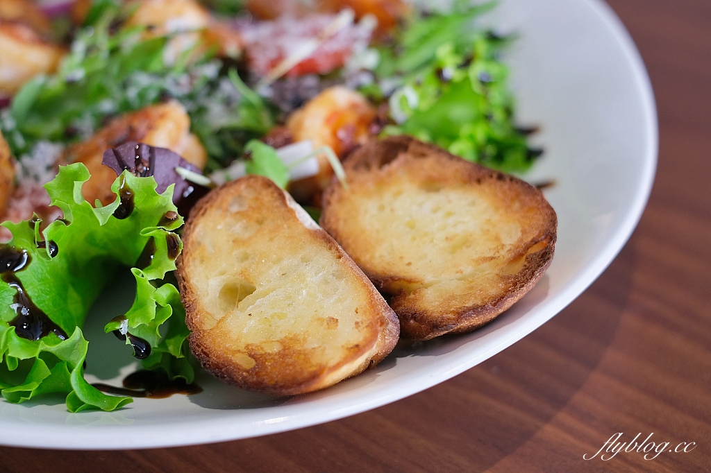 台中西屯｜GEOLIAM 門門，大片草皮的野餐風網美咖啡館，面對整排西屯豪宅歐式建築 @飛天璇的口袋