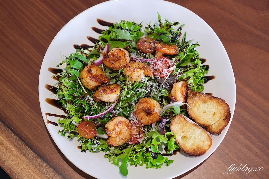 台中西屯｜GEOLIAM 門門，大片草皮的野餐風網美咖啡館，面對整排西屯豪宅歐式建築 @飛天璇的口袋