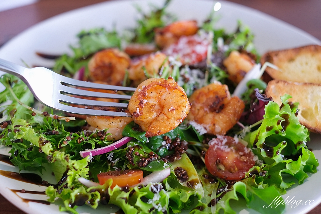 台中西屯｜GEOLIAM 門門，大片草皮的野餐風網美咖啡館，面對整排西屯豪宅歐式建築 @飛天璇的口袋