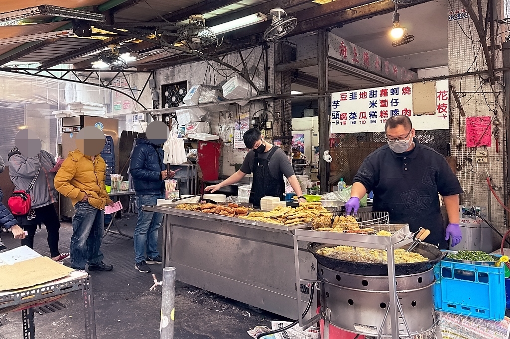 台中西區｜向上市場炸粿，下午3點半才出沒，隱身市場裡的炸粿老攤 @飛天璇的口袋