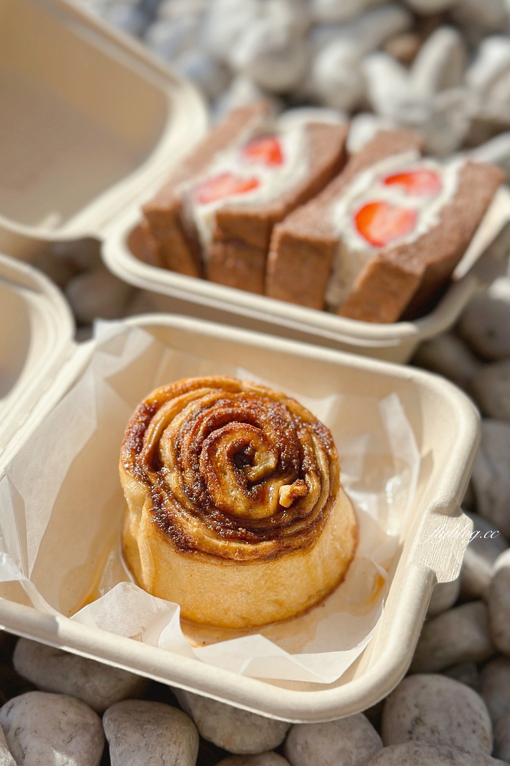 台中西區｜金曜生吐司&肉桂捲，從市集起家的純素烘焙麵包，有可愛的草莓三明治和肉桂捲 @飛天璇的口袋