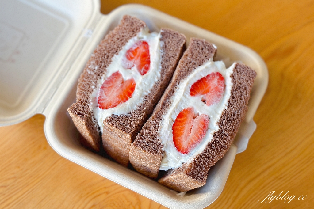 台中西區｜金曜生吐司&肉桂捲，從市集起家的純素烘焙麵包，有可愛的草莓三明治和肉桂捲 @飛天璇的口袋