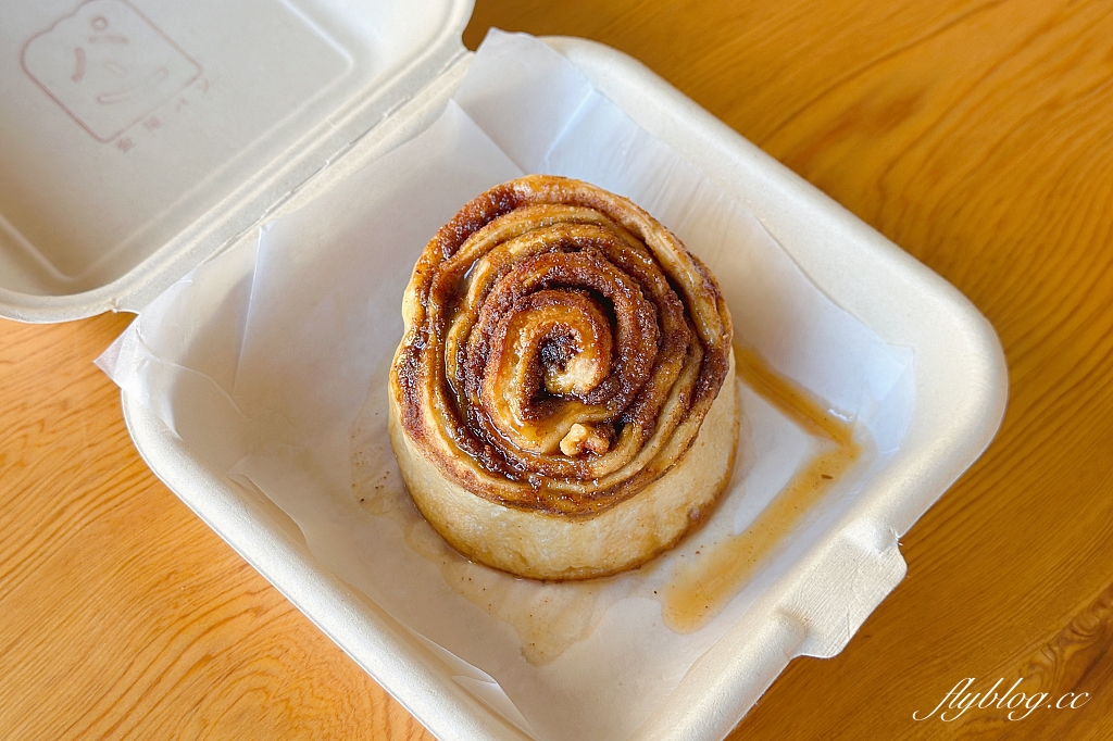 台中西區｜金曜生吐司&肉桂捲，從市集起家的純素烘焙麵包，有可愛的草莓三明治和肉桂捲 @飛天璇的口袋