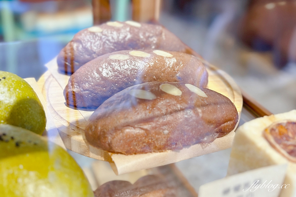 台中西區｜金曜生吐司&肉桂捲，從市集起家的純素烘焙麵包，有可愛的草莓三明治和肉桂捲 @飛天璇的口袋