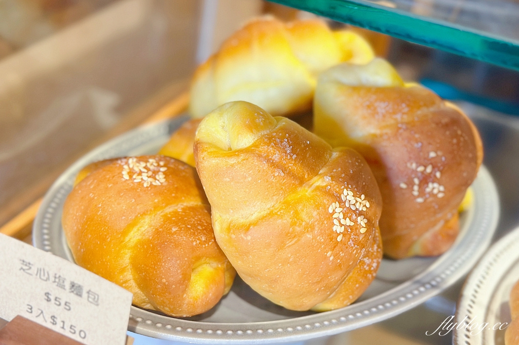 台中西區｜金曜生吐司&肉桂捲，從市集起家的純素烘焙麵包，有可愛的草莓三明治和肉桂捲 @飛天璇的口袋