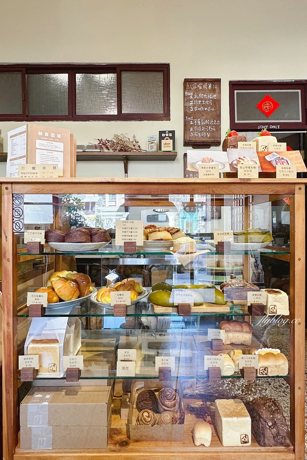 台中西區｜金曜生吐司&肉桂捲，從市集起家的純素烘焙麵包，有可愛的草莓三明治和肉桂捲 @飛天璇的口袋