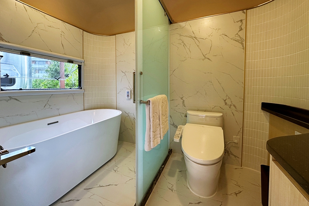 桃園龍潭｜朋趣Bon Chill Glamping．一泊四食豪華露營車，小孩子玩瘋的遊樂場 @飛天璇的口袋