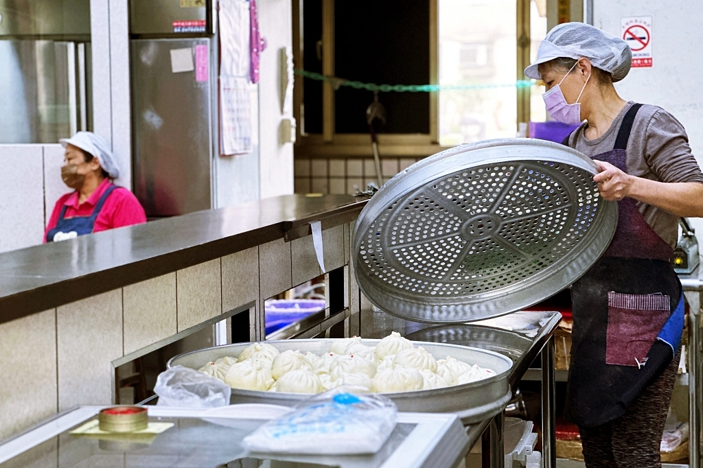 台中西屯｜肉包明，彰化50年肉包老店台中也吃得到，還有台中限定蛋黃口味 @飛天璇的口袋