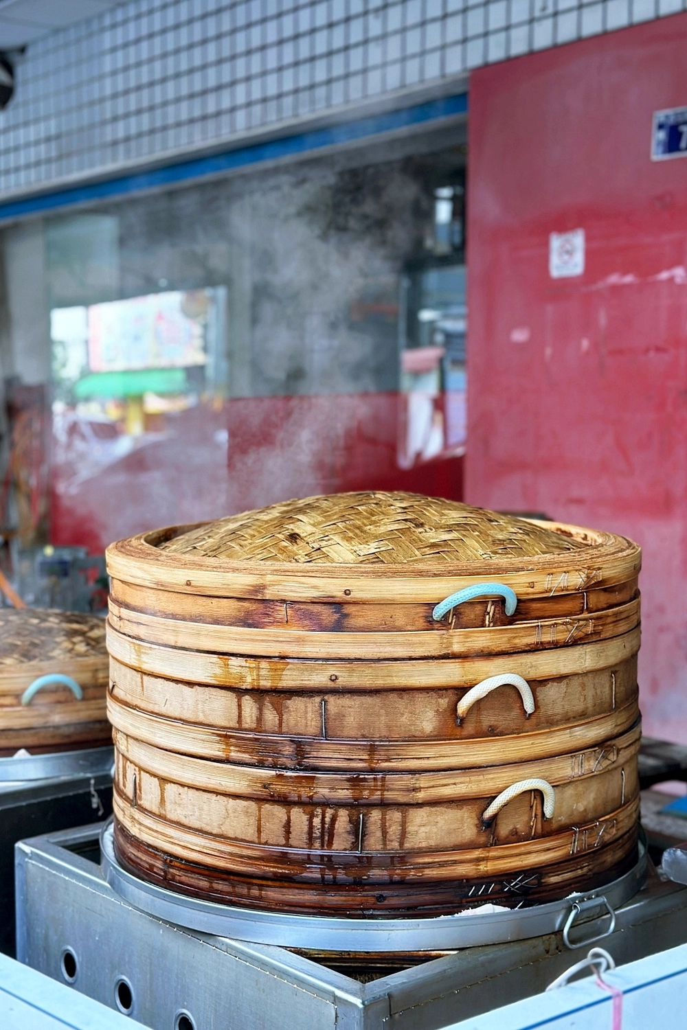 台中西屯｜肉包明，彰化50年肉包老店台中也吃得到，還有台中限定蛋黃口味 @飛天璇的口袋