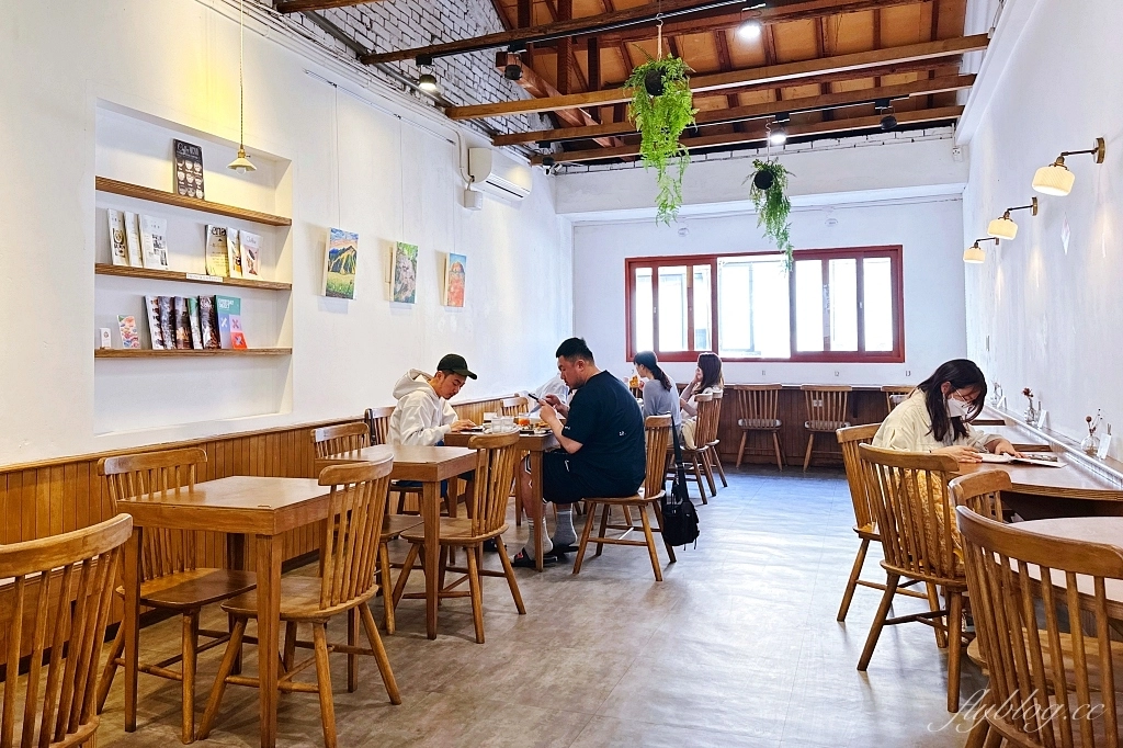 台中西區｜凡日 bread & meal，充滿文青風的老宅早午餐，還有季節限定草莓甜點 @飛天璇的口袋