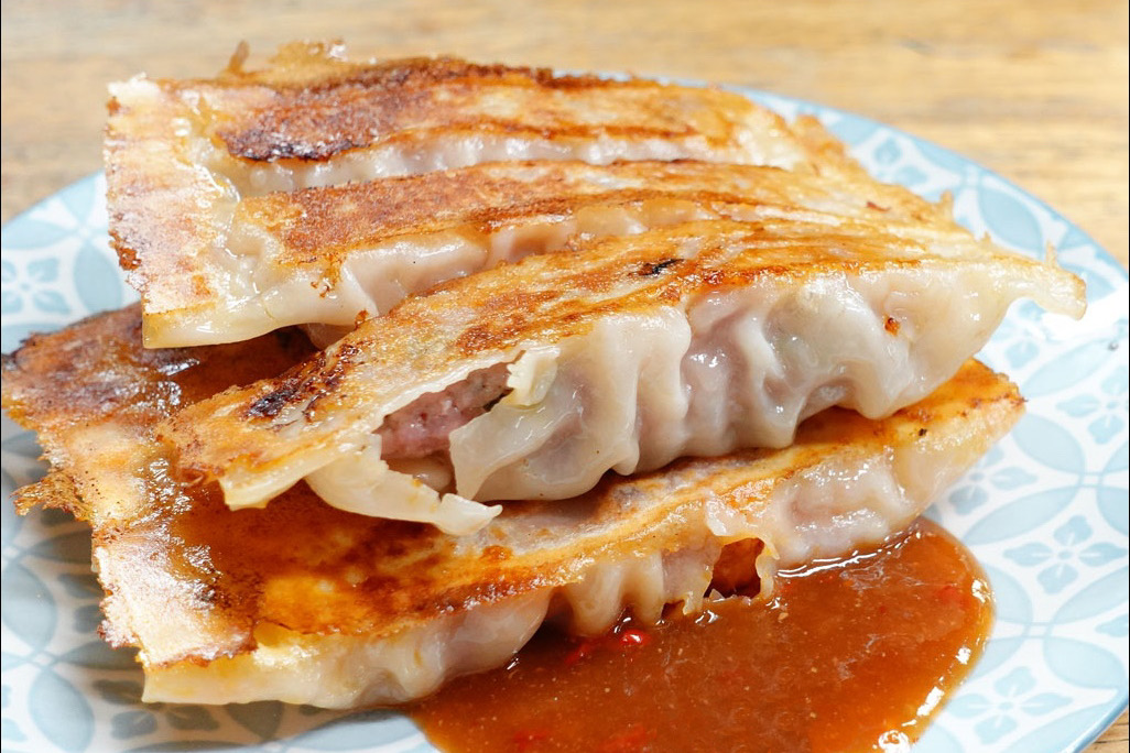 台北中正｜南機場酸白菜鮮蝦大王鍋貼，超大顆的酸白菜鮮蝦鍋貼和韓式辣味鍋貼 @飛天璇的口袋