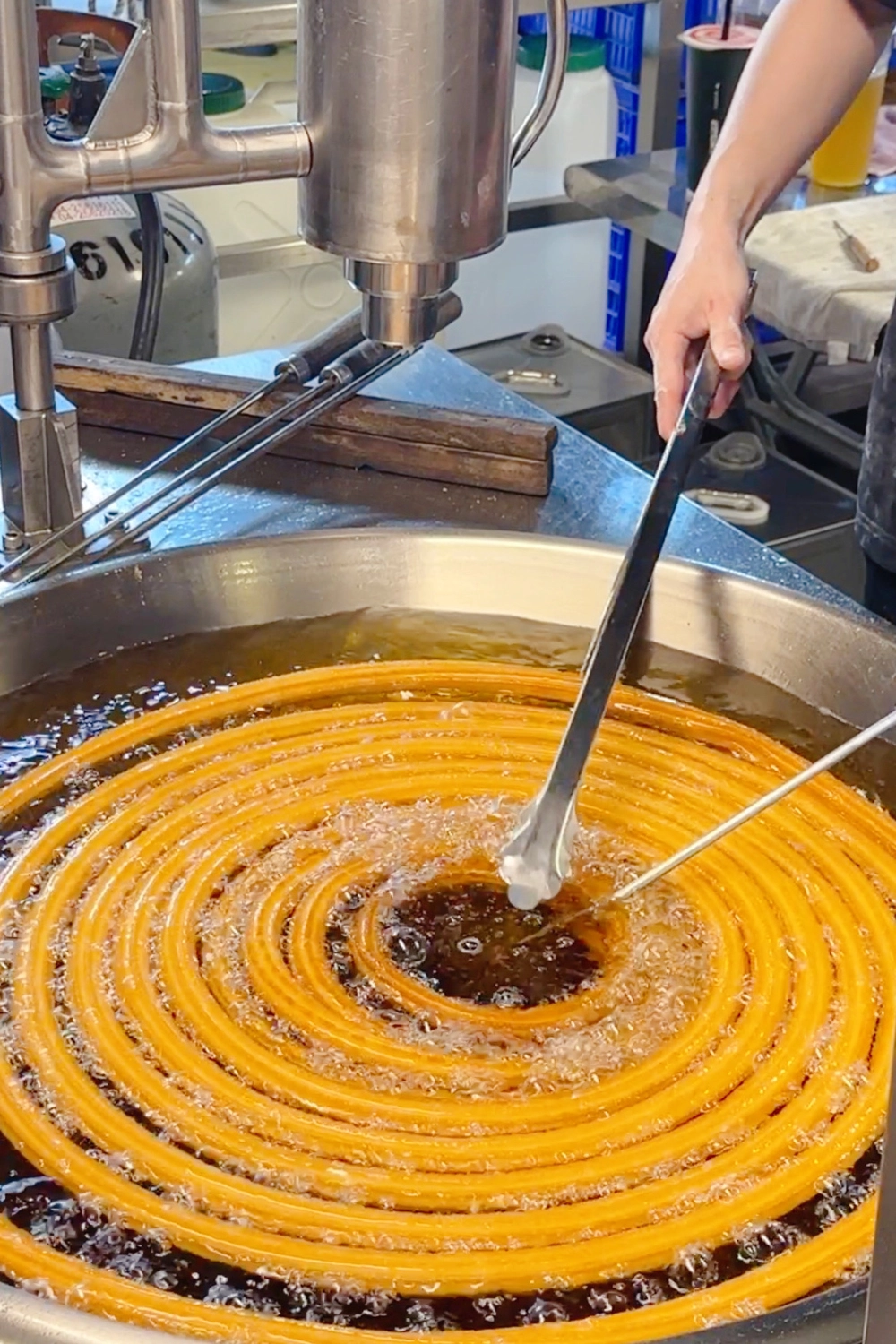 台中南區｜油吉條Circhurros，巨大版蚊香吉拿棒，中部各大夜市人氣美食 @飛天璇的口袋