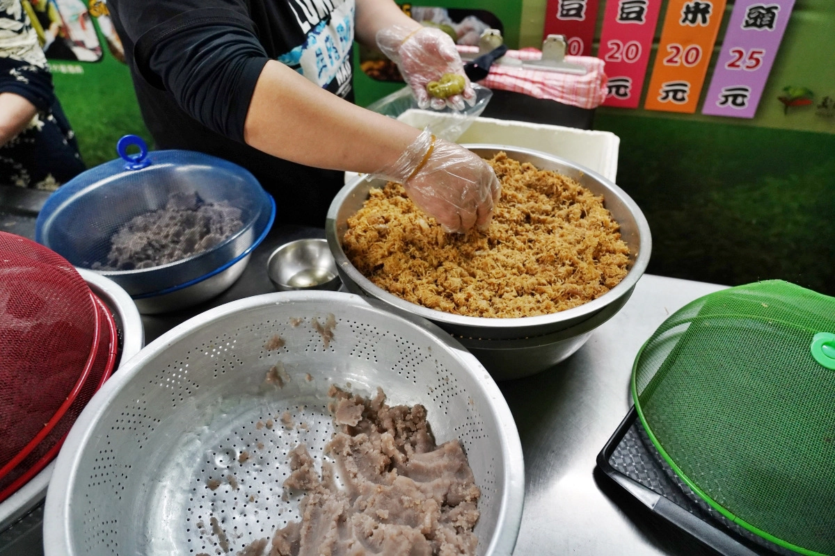 宜蘭大同｜蘭馨粿琴茶粿，繞進村子裡才買得到，現包的茶粿軟Q好吃 @飛天璇的口袋