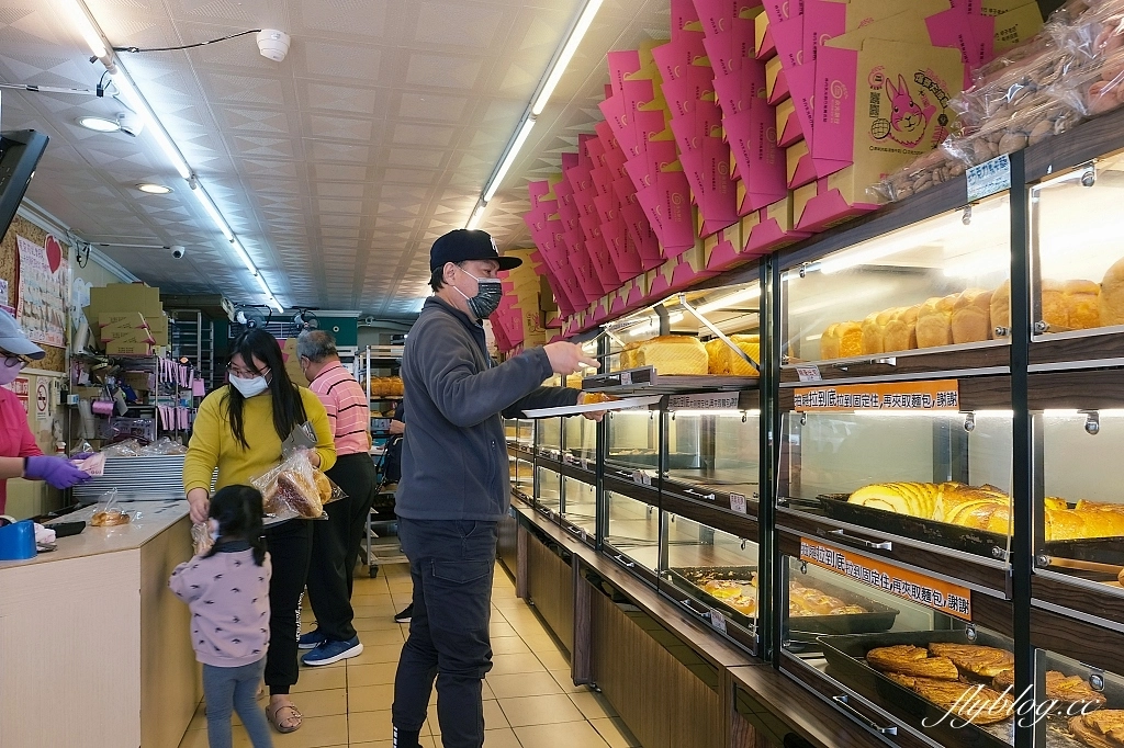 雲林林內｜永光餅行．超邪惡的爆漿菠蘿麵包，雲林在地50年團購美食 @飛天璇的口袋