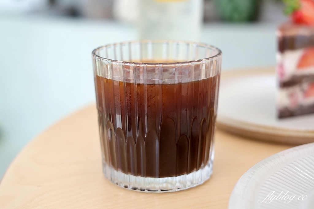 台北內湖｜Tzubi Park Project 趣末商行，唯美系白色貨櫃屋咖啡館，好吃又清爽的水果奶油蛋糕 @飛天璇的口袋