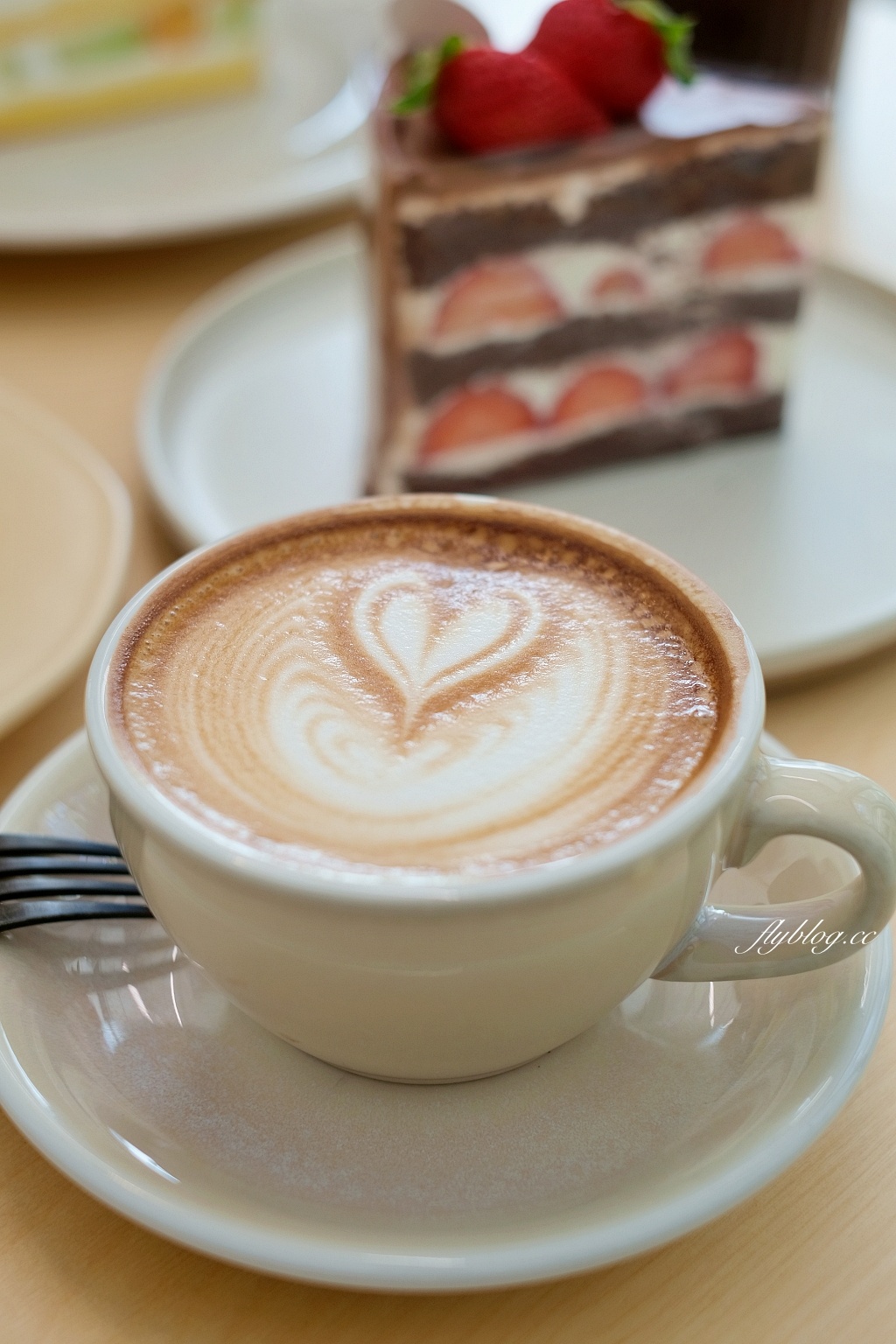 台北內湖｜Tzubi Park Project 趣末商行，唯美系白色貨櫃屋咖啡館，好吃又清爽的水果奶油蛋糕 @飛天璇的口袋