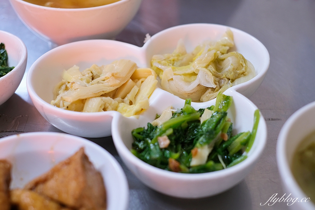 台中東區｜陳明統爌肉飯．飄香60年的銅板美食，米其林比必登推介台中爌肉飯 @飛天璇的口袋