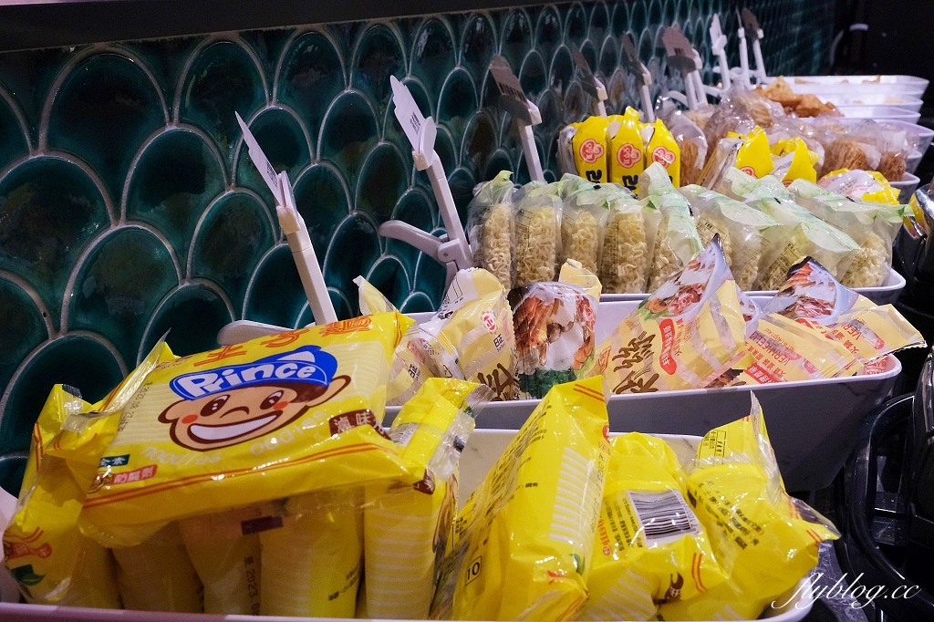 台中南屯｜嚮辣牛和麻辣鍋，超過100種火鍋自助吧，898元以上和牛吃到飽 @飛天璇的口袋