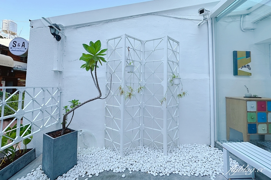 台中西區｜L’espace 老陳小圓法漢堡專賣店，老陳搬家了，國美館商圈侘寂風白色復古小洋房 @飛天璇的口袋