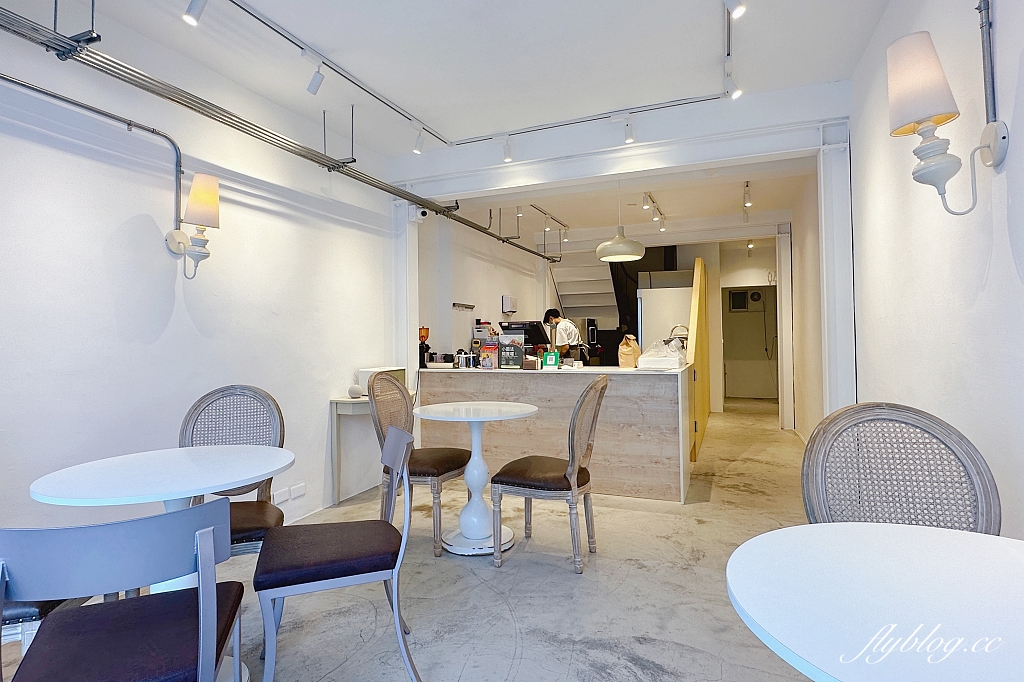 台中西區｜L’espace 老陳小圓法漢堡專賣店，老陳搬家了，國美館商圈侘寂風白色復古小洋房 @飛天璇的口袋