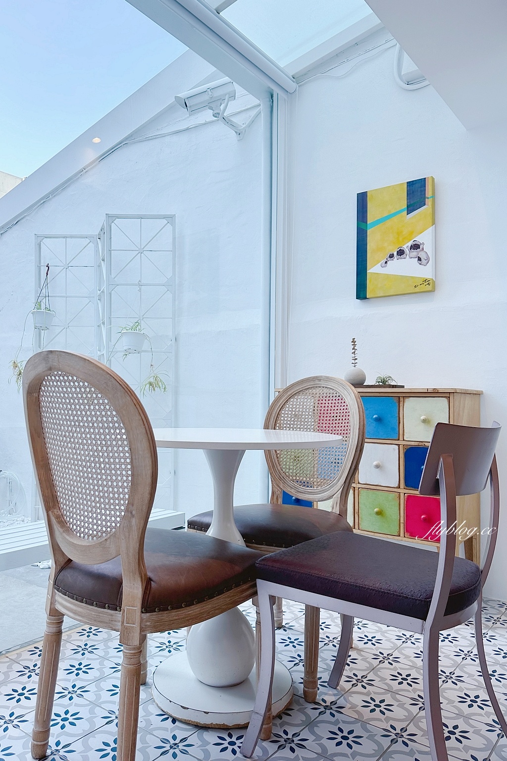 台中西區｜L’espace 老陳小圓法漢堡專賣店，老陳搬家了，國美館商圈侘寂風白色復古小洋房 @飛天璇的口袋