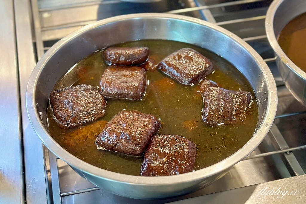 台中中區｜義美餅店，被麵包耽誤的滷味店，學生時期綠川東街搭公車時的點心 @飛天璇的口袋