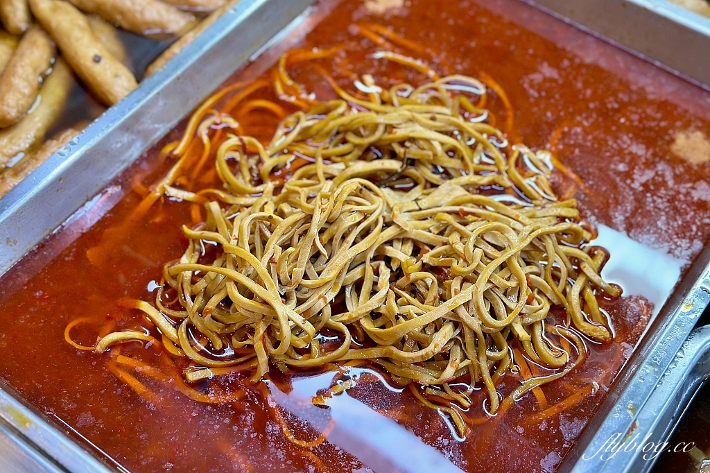 台中中區｜義美餅店，被麵包耽誤的滷味店，學生時期綠川東街搭公車時的點心 @飛天璇的口袋