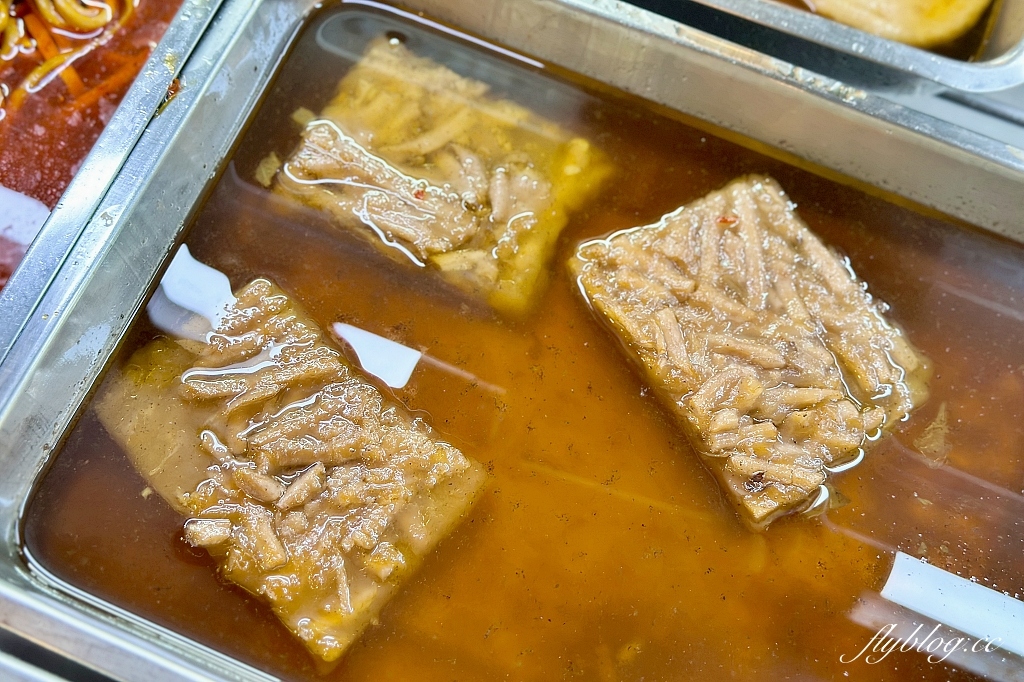 台中中區｜義美餅店，被麵包耽誤的滷味店，學生時期綠川東街搭公車時的點心 @飛天璇的口袋