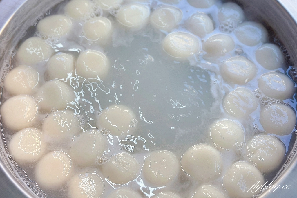 台中西區｜洪記燒麻糬，隱身向上市場裡的燒麻糬攤，白白胖胖的好療癒 @飛天璇的口袋