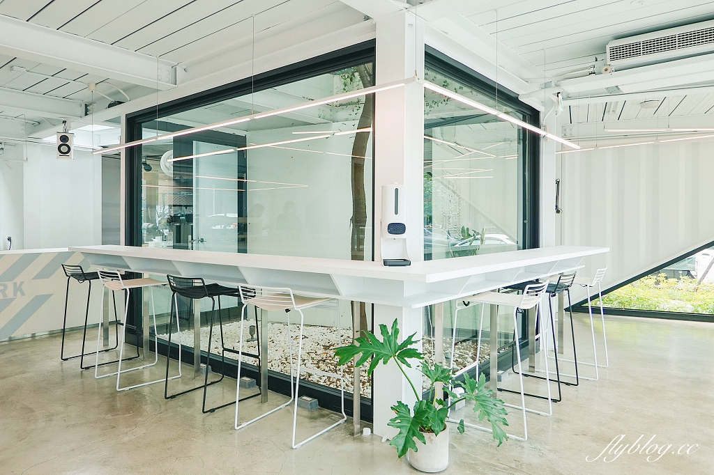 台北內湖｜Tzubi Park Project 趣末商行，唯美系白色貨櫃屋咖啡館，好吃又清爽的水果奶油蛋糕 @飛天璇的口袋