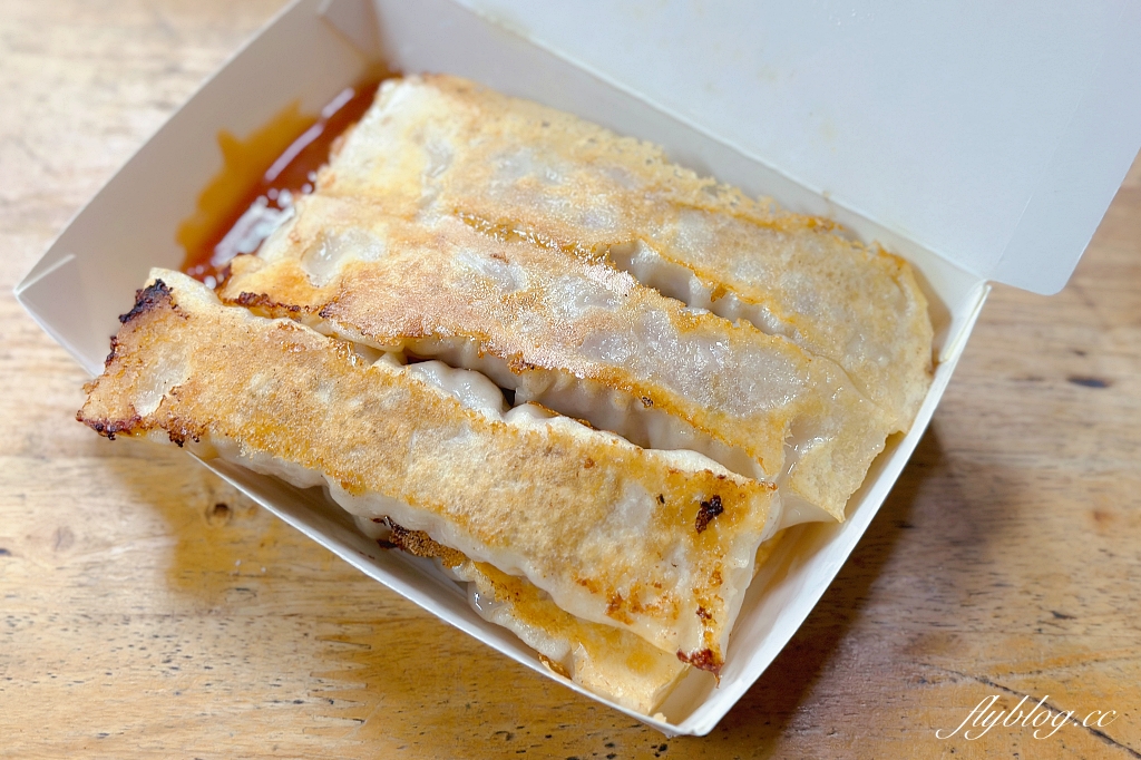 台北中正｜南機場酸白菜鮮蝦大王鍋貼，超大顆的酸白菜鮮蝦鍋貼和韓式辣味鍋貼 @飛天璇的口袋