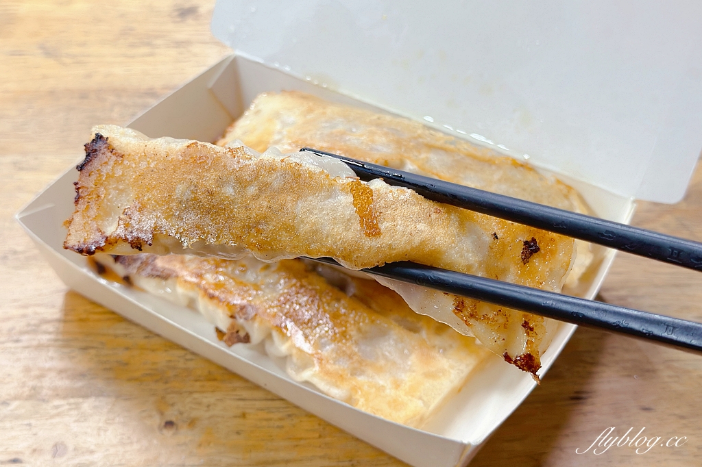 台北中正｜南機場酸白菜鮮蝦大王鍋貼，超大顆的酸白菜鮮蝦鍋貼和韓式辣味鍋貼 @飛天璇的口袋