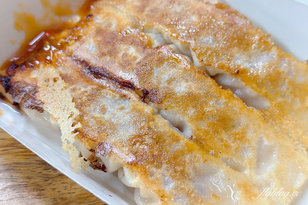 台北中正｜南機場酸白菜鮮蝦大王鍋貼，超大顆的酸白菜鮮蝦鍋貼和韓式辣味鍋貼 @飛天璇的口袋