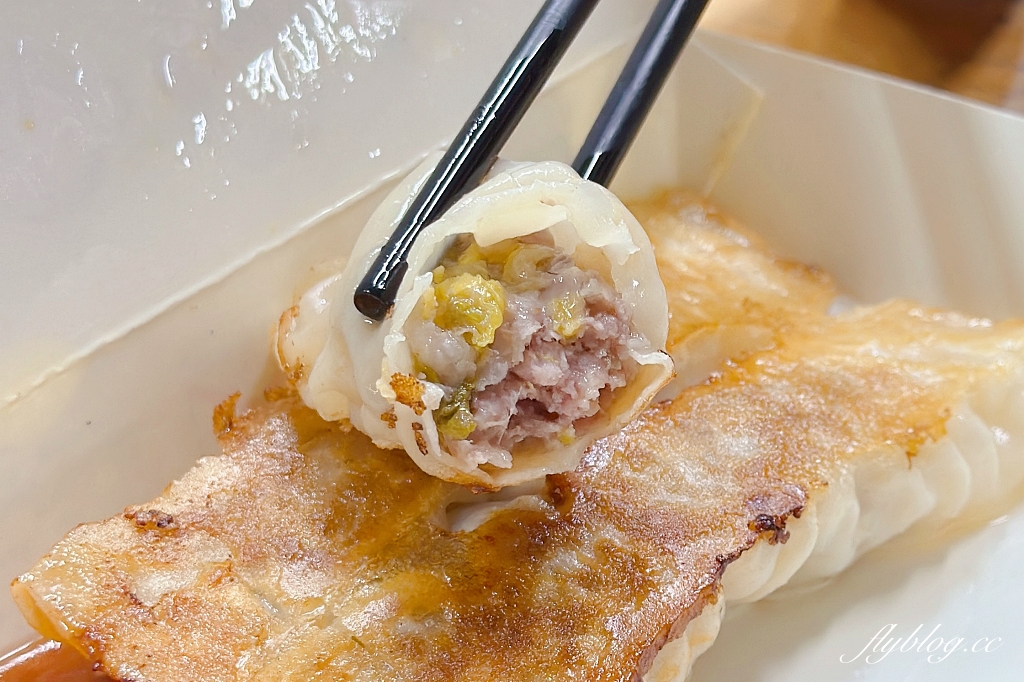 台北中正｜南機場酸白菜鮮蝦大王鍋貼，超大顆的酸白菜鮮蝦鍋貼和韓式辣味鍋貼 @飛天璇的口袋