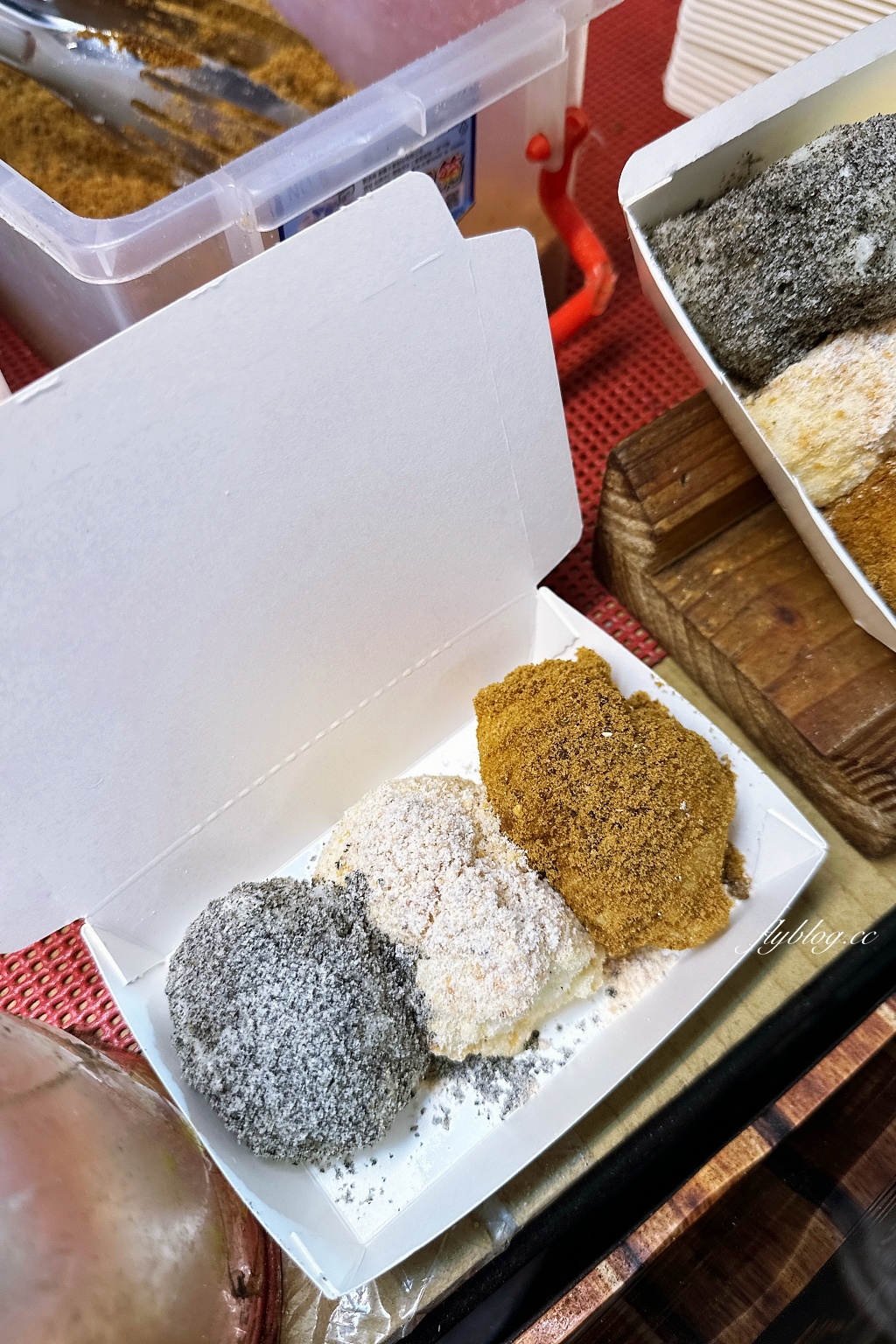 台中南區｜麻糬屋炸麻糬，中部各大夜市出沒的炸麻糬，一次可以選擇6種口味 @飛天璇的口袋