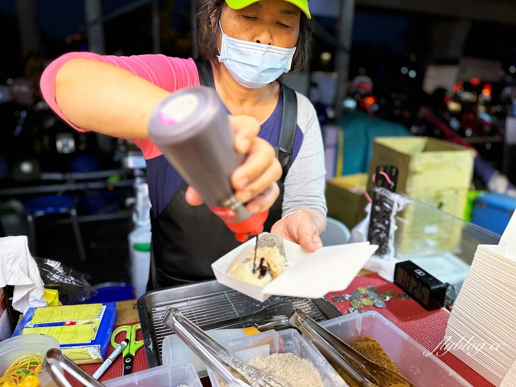 台中南區｜麻糬屋炸麻糬，中部各大夜市出沒的炸麻糬，一次可以選擇6種口味 @飛天璇的口袋