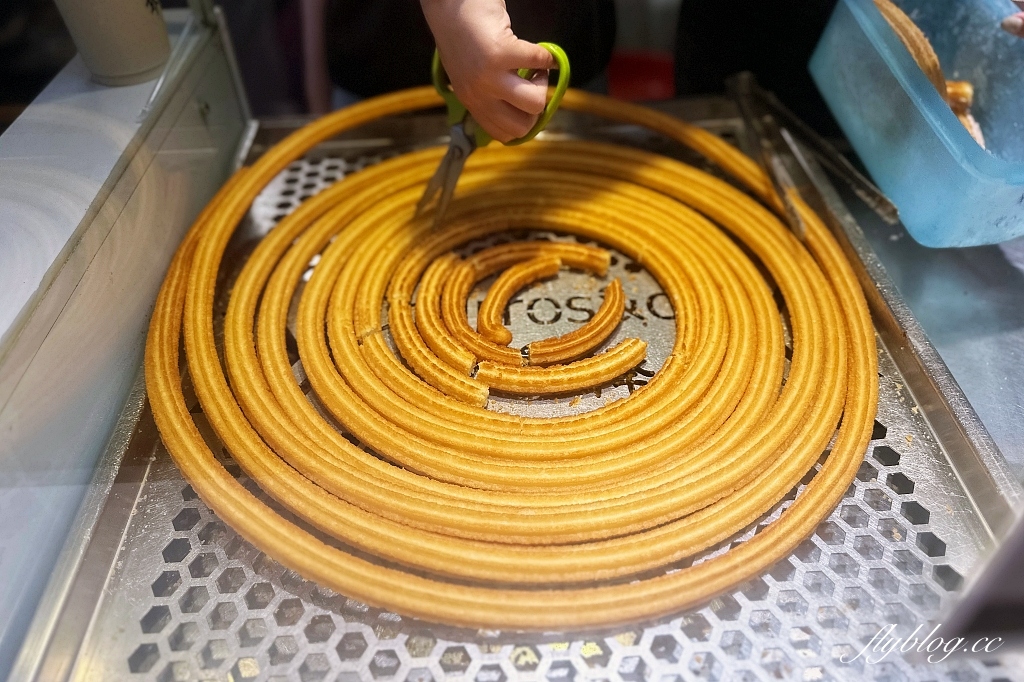 台中南區｜油吉條Circhurros，巨大版蚊香吉拿棒，中部各大夜市人氣美食 @飛天璇的口袋
