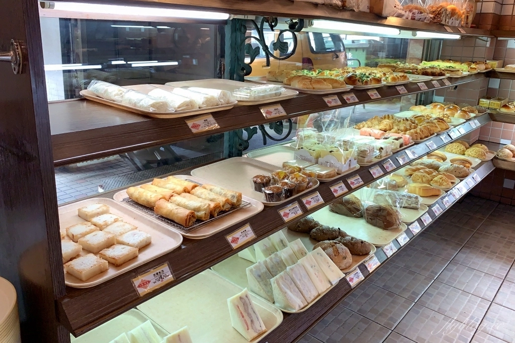 台中中區｜義美餅店，被麵包耽誤的滷味店，學生時期綠川東街搭公車時的點心 @飛天璇的口袋