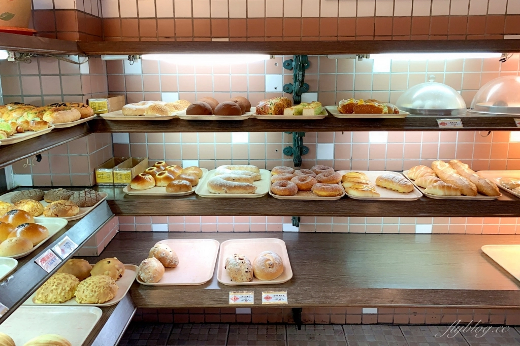 台中中區｜義美餅店，被麵包耽誤的滷味店，學生時期綠川東街搭公車時的點心 @飛天璇的口袋