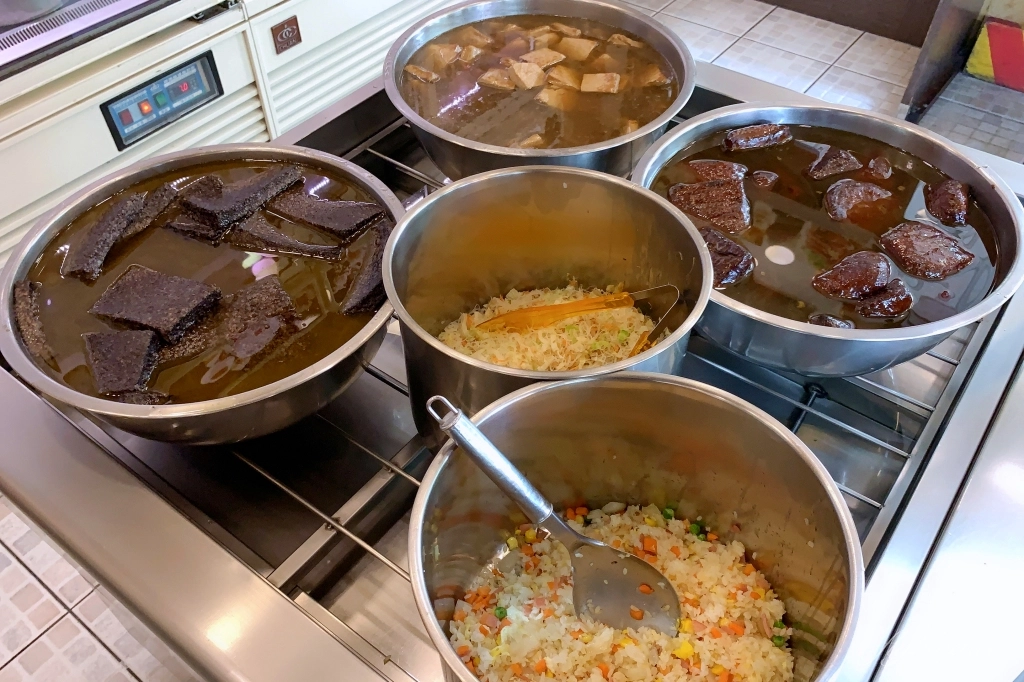 台中中區｜義美餅店，被麵包耽誤的滷味店，學生時期綠川東街搭公車時的點心 @飛天璇的口袋