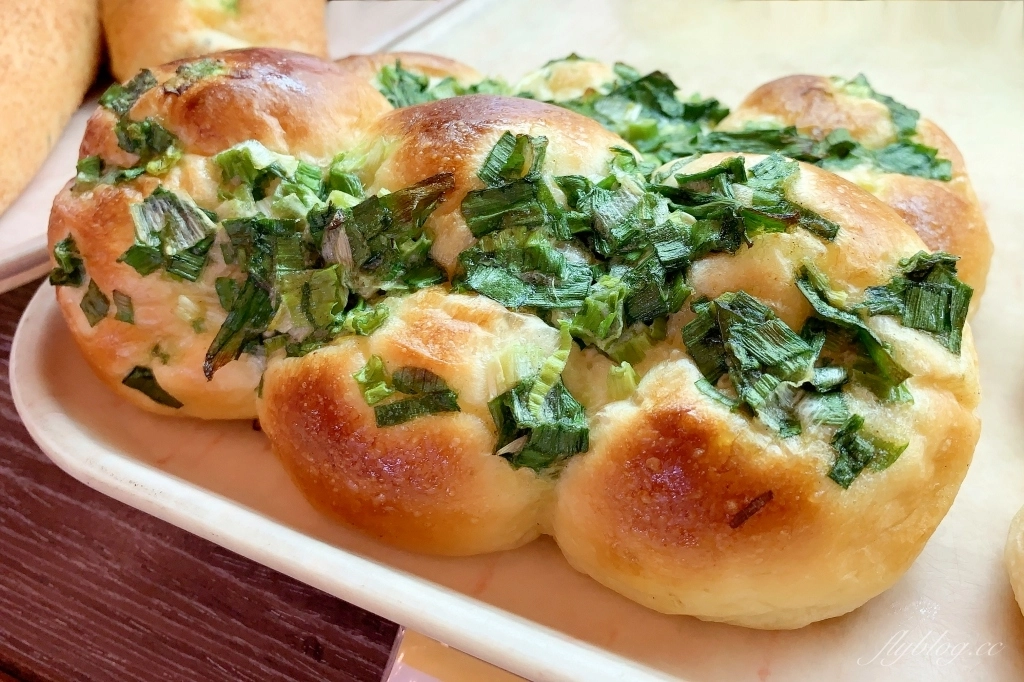 台中中區｜義美餅店，被麵包耽誤的滷味店，學生時期綠川東街搭公車時的點心 @飛天璇的口袋