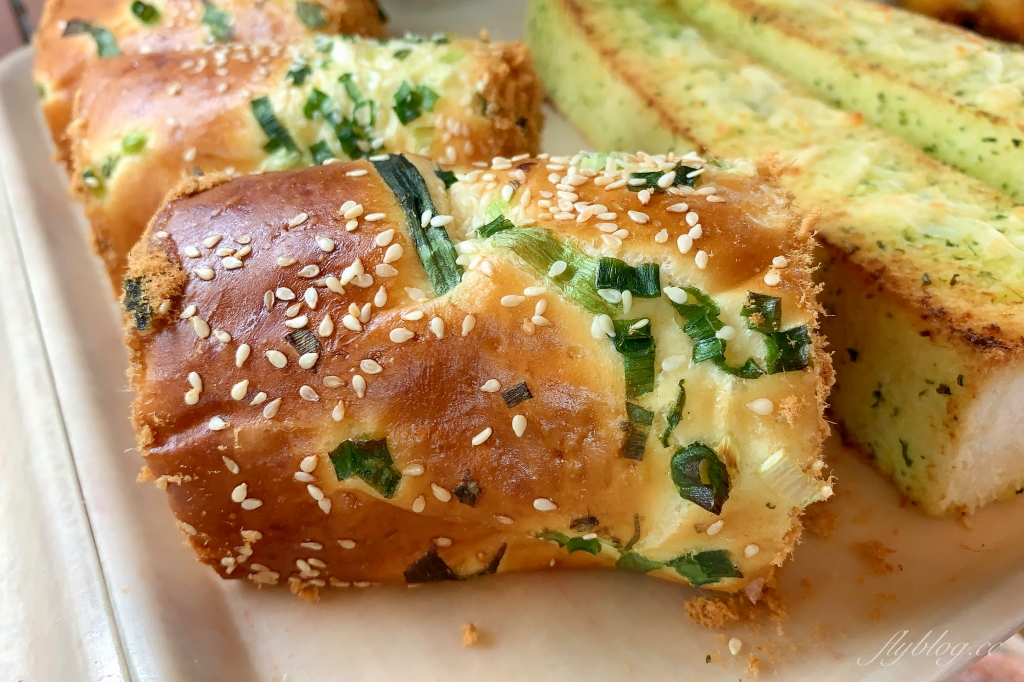 台中中區｜義美餅店，被麵包耽誤的滷味店，學生時期綠川東街搭公車時的點心 @飛天璇的口袋