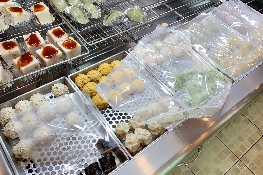 台中中區｜義美餅店，被麵包耽誤的滷味店，學生時期綠川東街搭公車時的點心 @飛天璇的口袋