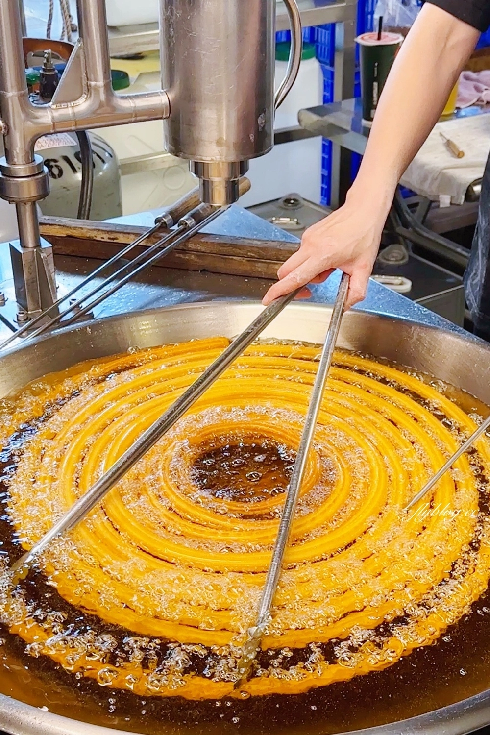 台中南區｜油吉條Circhurros，巨大版蚊香吉拿棒，中部各大夜市人氣美食 @飛天璇的口袋