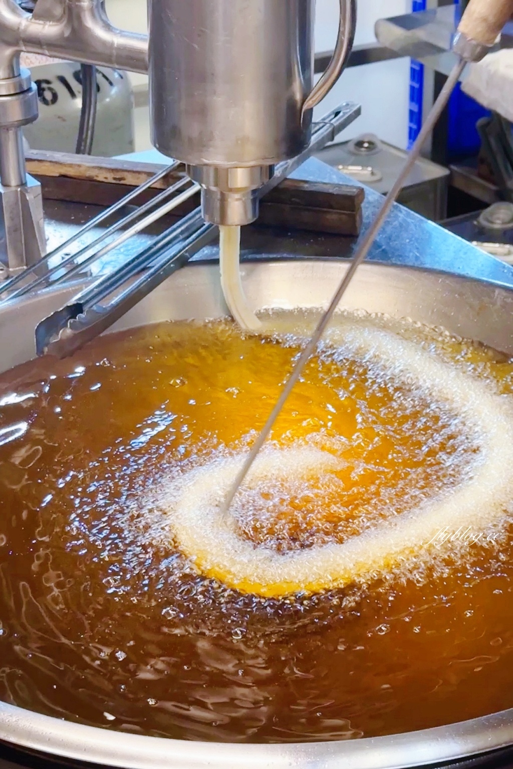 台中南區｜油吉條Circhurros，巨大版蚊香吉拿棒，中部各大夜市人氣美食 @飛天璇的口袋