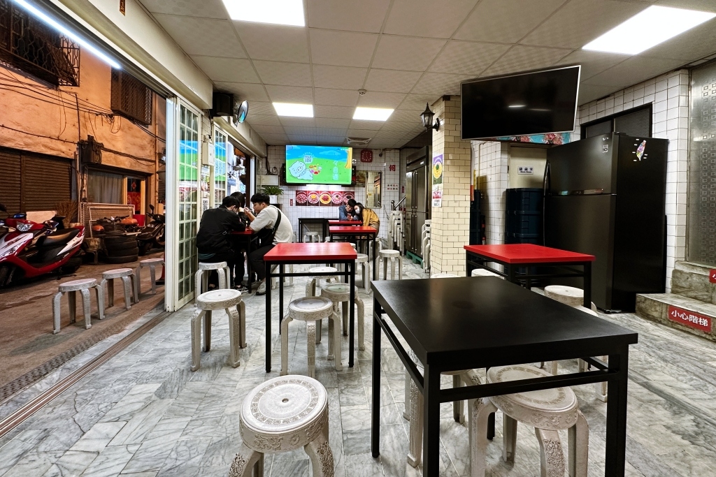 台中龍井｜東海何媽媽冰店，冬天草莓冰夏天芒果冰，東海學生求學時代的回憶 @飛天璇的口袋