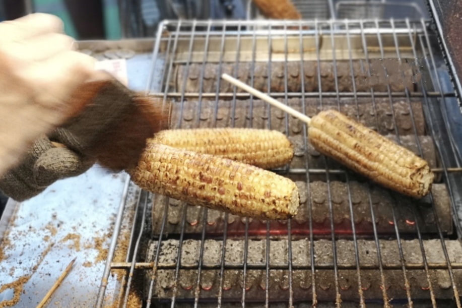 台北中正｜玉米家，米其林推薦街頭小吃，南機場夜市超好吃的烤玉米店 @飛天璇的口袋