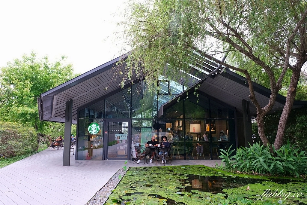 新北淡水｜星巴克淡水雲門門市．最有文藝氣息的星巴克，森林系的玻璃屋咖啡店 @飛天璇的口袋