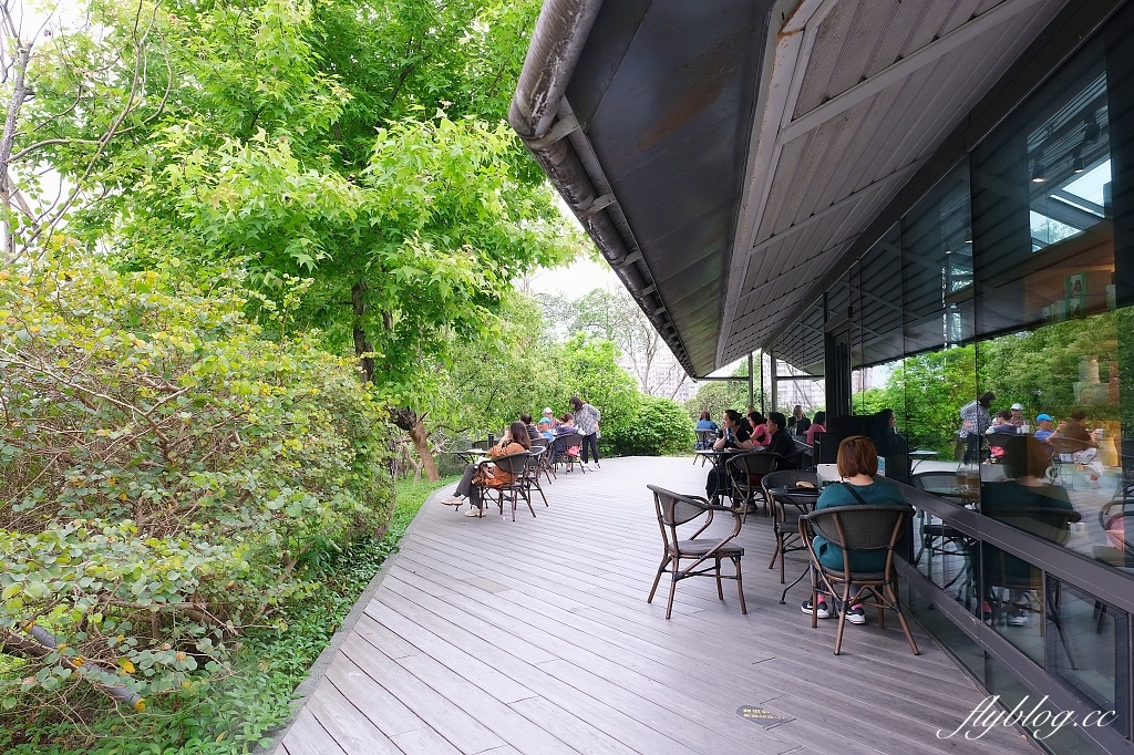 新北淡水｜星巴克淡水雲門門市．最有文藝氣息的星巴克，森林系的玻璃屋咖啡店 @飛天璇的口袋