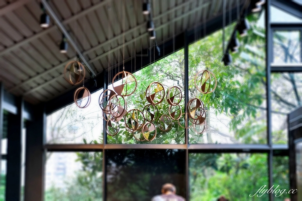 新北淡水｜星巴克淡水雲門門市．最有文藝氣息的星巴克，森林系的玻璃屋咖啡店 @飛天璇的口袋